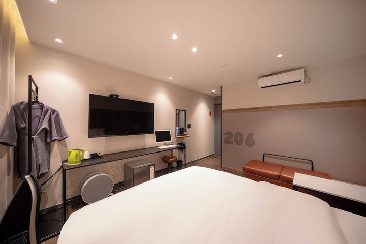 Room 5 of 19