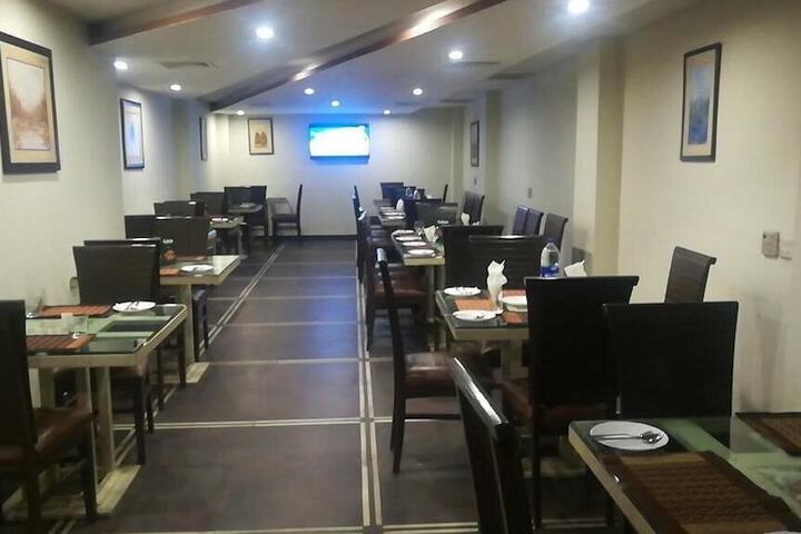 Dining 9 of 12