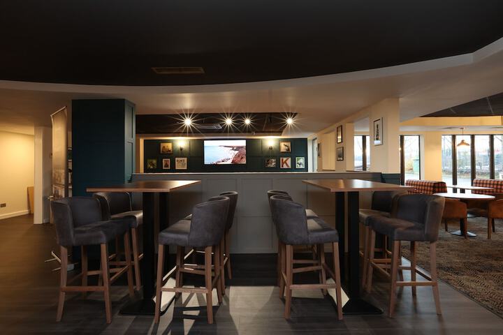 Lounge 19 of 22