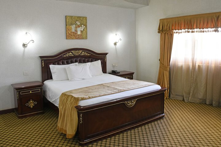 Room 32 of 66