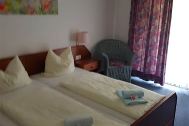 Room 4 of 8