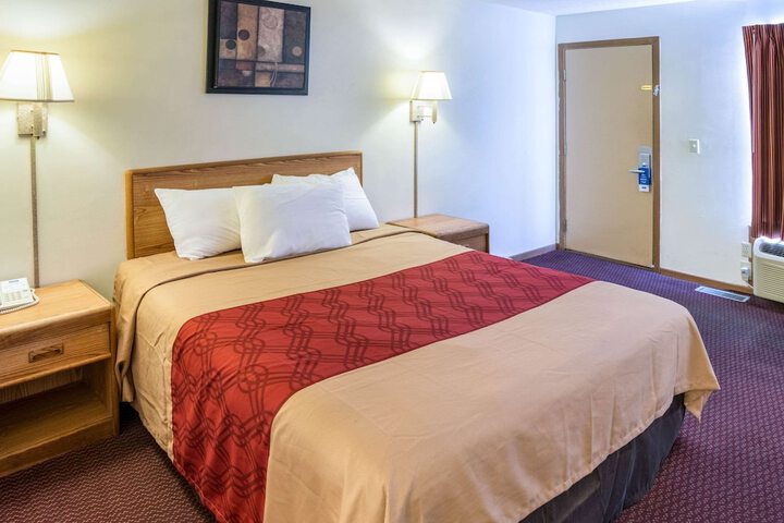 1 Queen Bed (7 of 14)