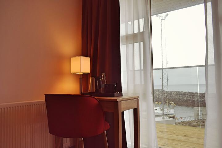 Room 6 of 122