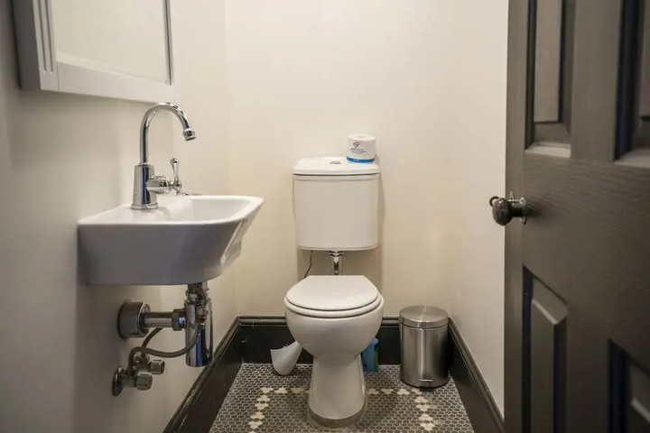Room 7 of 11