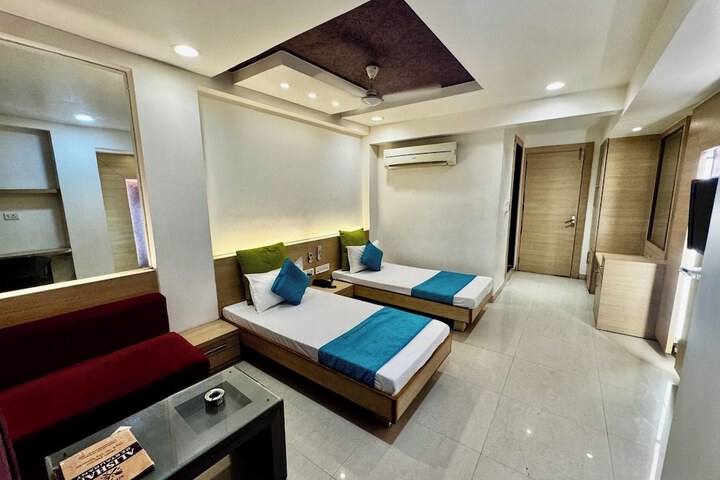 Room 6 of 8