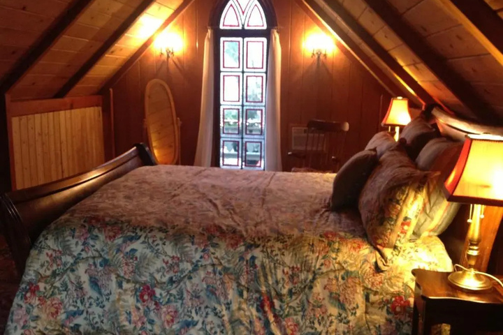 Room 2 of 8