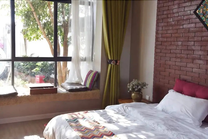 Room 4 of 10