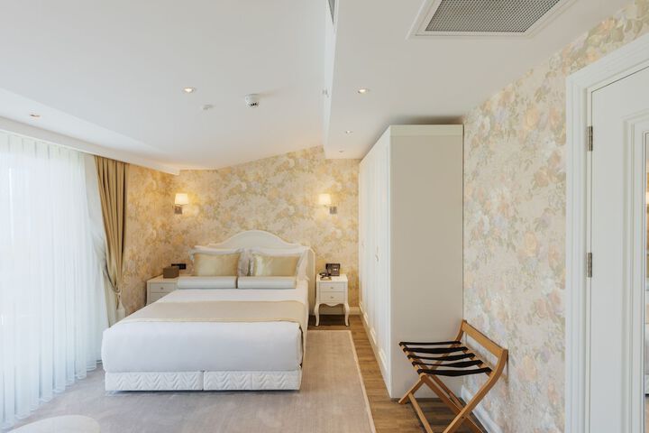 Room 13 of 36