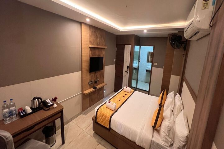 Room 8 of 50