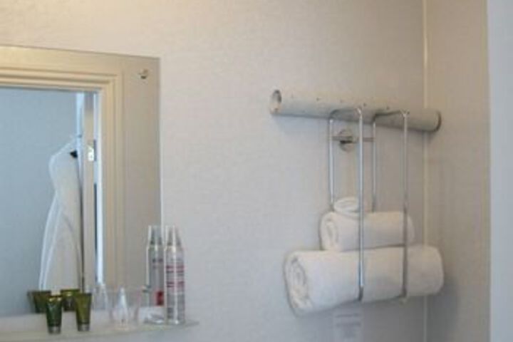 Room 7 of 32
