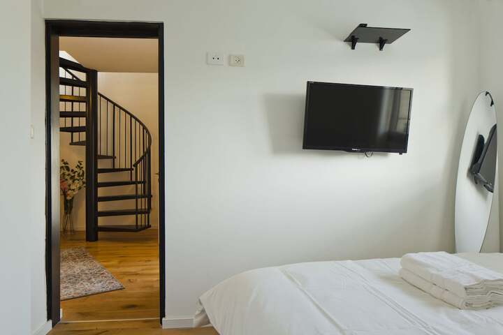 Room 4 of 15