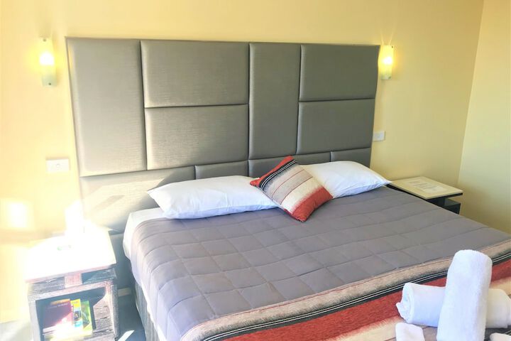 Room 7 of 99