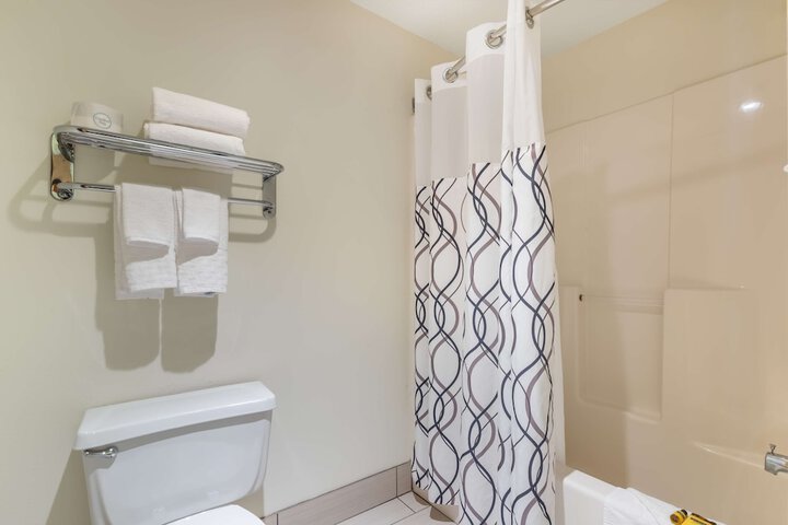 1 King Bed Refridgerator High Speed Internet Coffee Maker, Hair Full Breakfast (22 of 23)