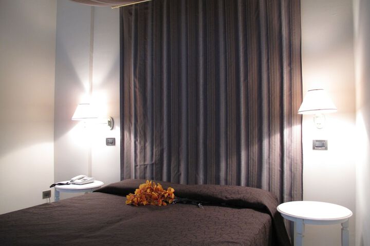 Room 4 of 99