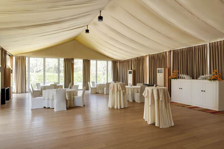Ballroom/Hall 49 of 64