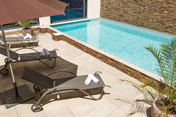 Hotel Pool