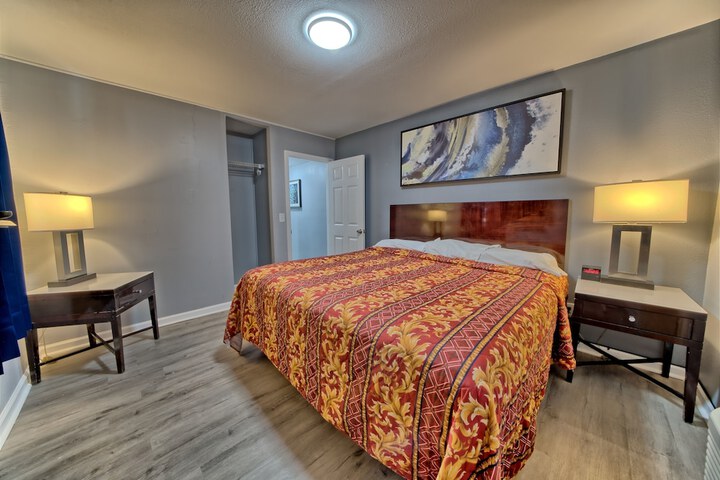 1 King Bed (13 of 24)