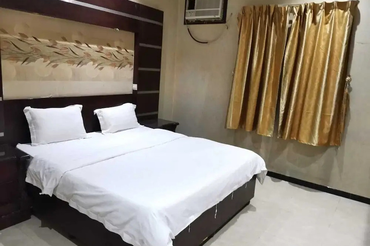 Room 6 of 13