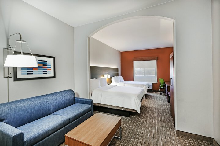 2 Queen Beds Suite Comm Accessible Tub (2 of 9)