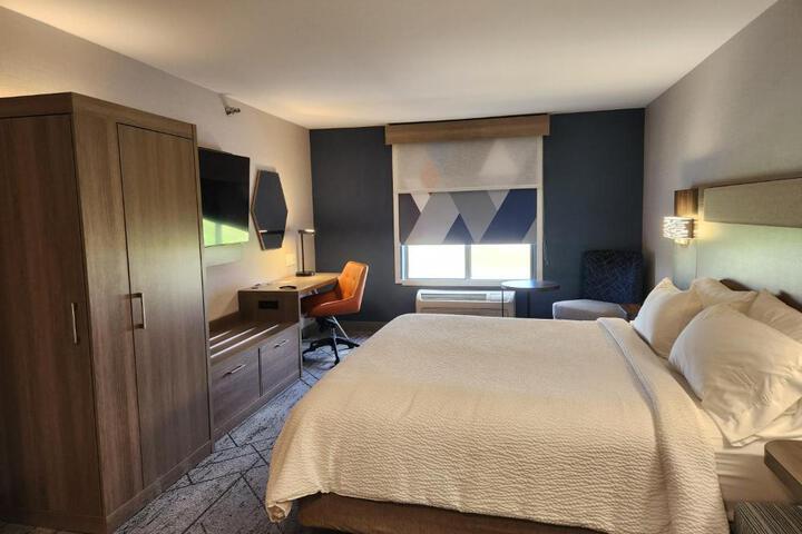 2 Queen Beds (3 of 4)