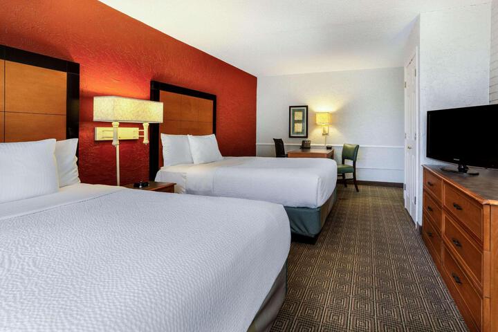 2 Double Beds Deluxe Room (1 of 15)