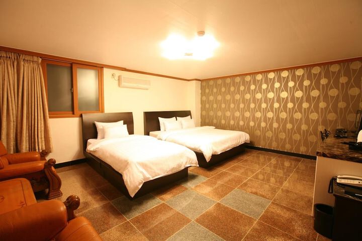 Room 17 of 43