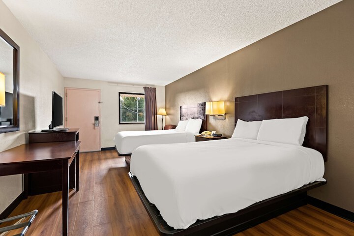 2 Double Beds (6 of 10)