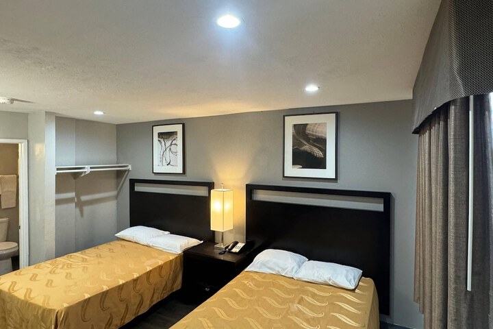 Room 10 of 33