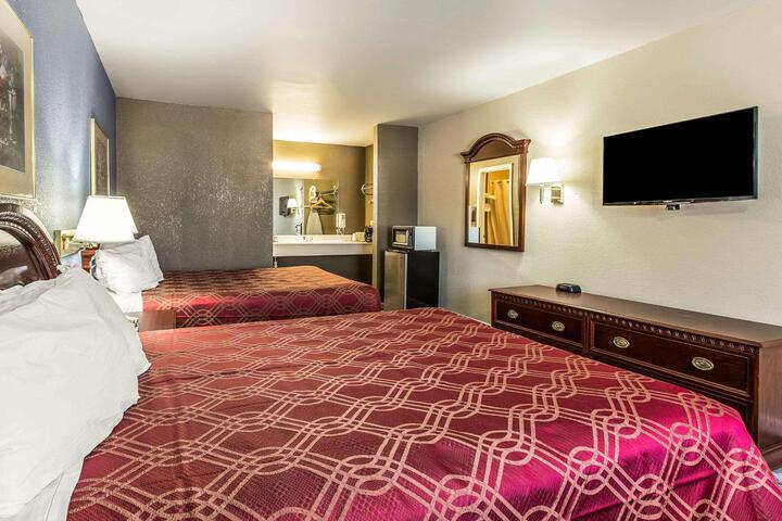 2 Queen Beds (1 of 13)