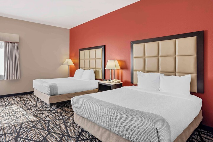 1 Queen Bed Pet Friendly Room Work Desk Sofa Microwave and Refrigerator WiFi Full Breakfast (16 of 31)