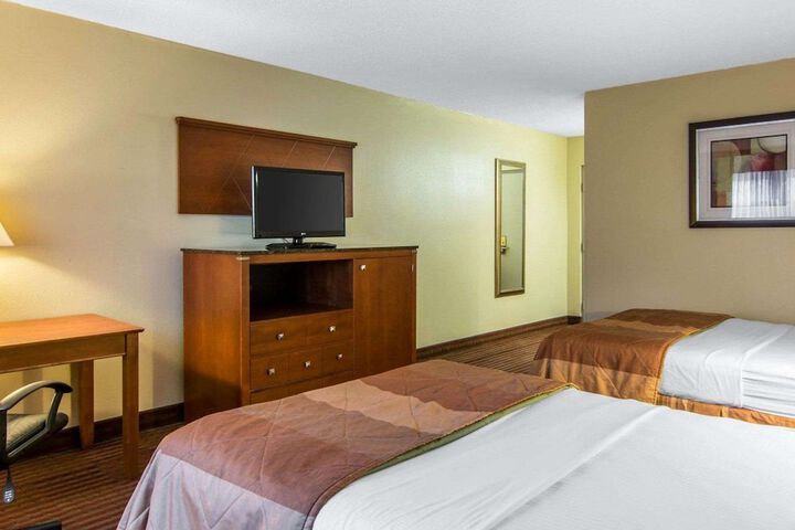 1 King Bed Efficiency Suite (5 of 9)