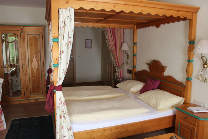Room 4 of 6