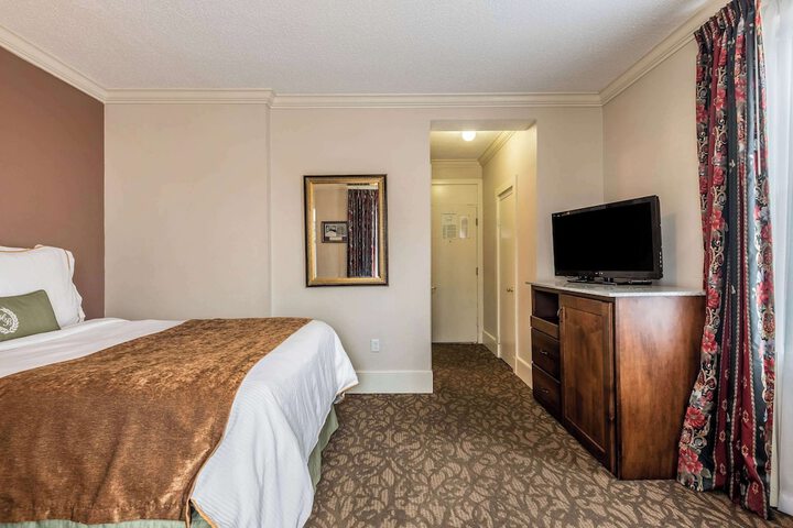 1 Queen Bed (3 of 6)