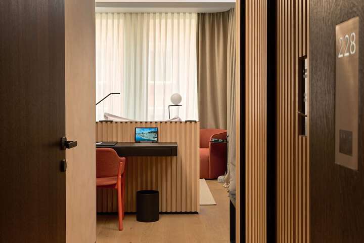 Room 12 of 103