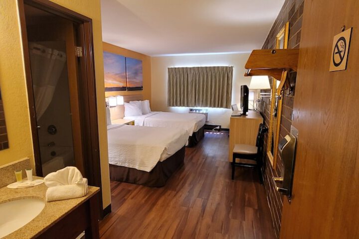 2 Double Beds (9 of 13)