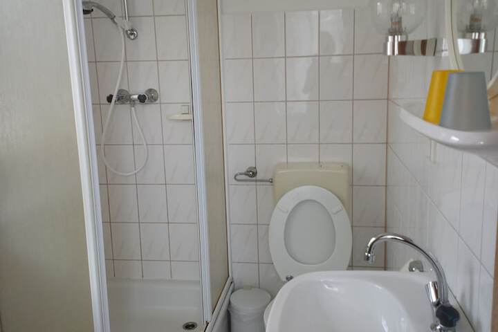 Room 7 of 12