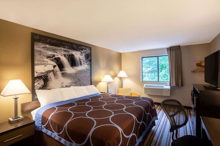 1 King Bed (3 of 10)