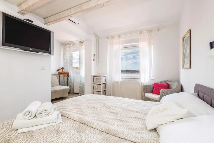 Room 4 of 24