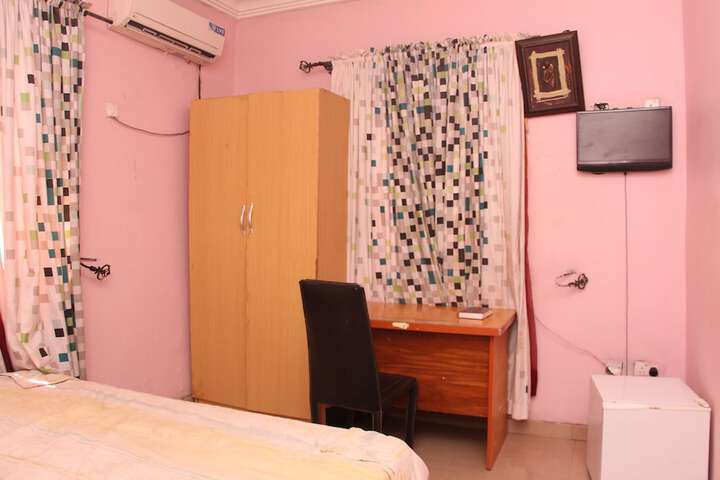 Room 6 of 16