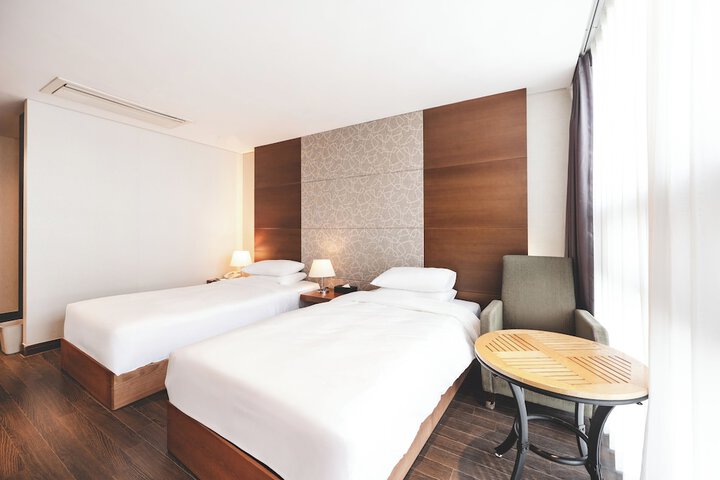 Room 8 of 151