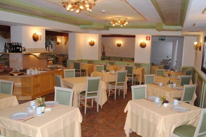 Dining 37 of 70