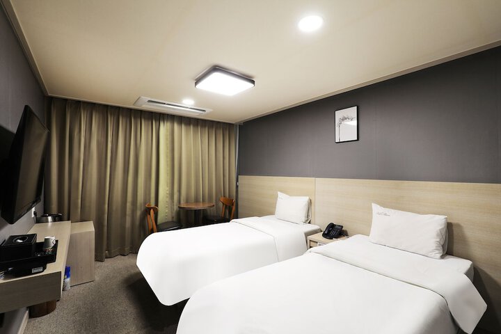 Room 27 of 62
