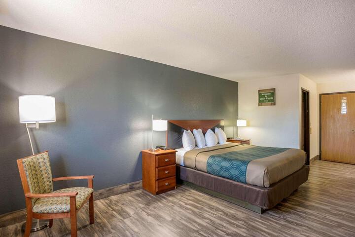 1 King Bed (6 of 8)