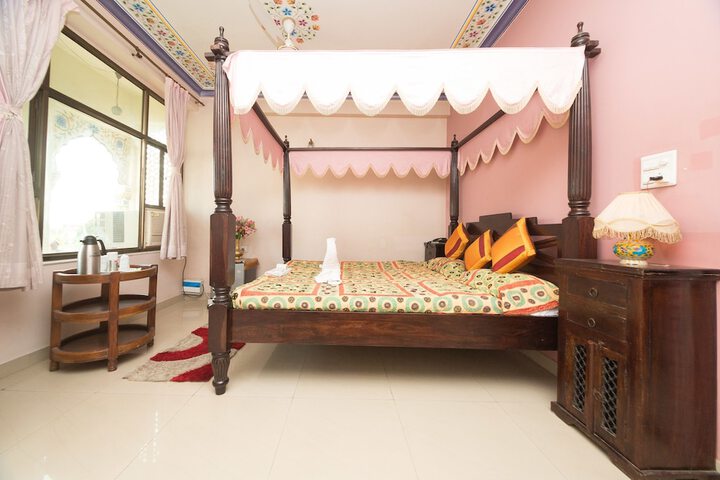 Room 9 of 105