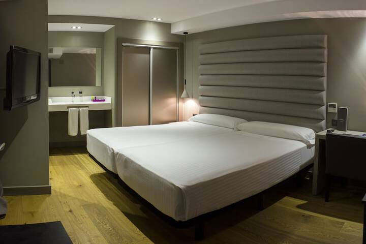 Room 7 of 28