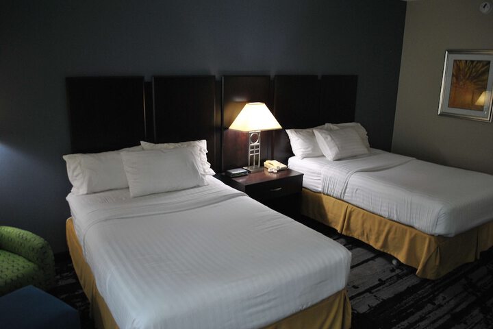 2 Double Beds Microwave and Refrigerator WiFi Full Breakfast (3 of 11)