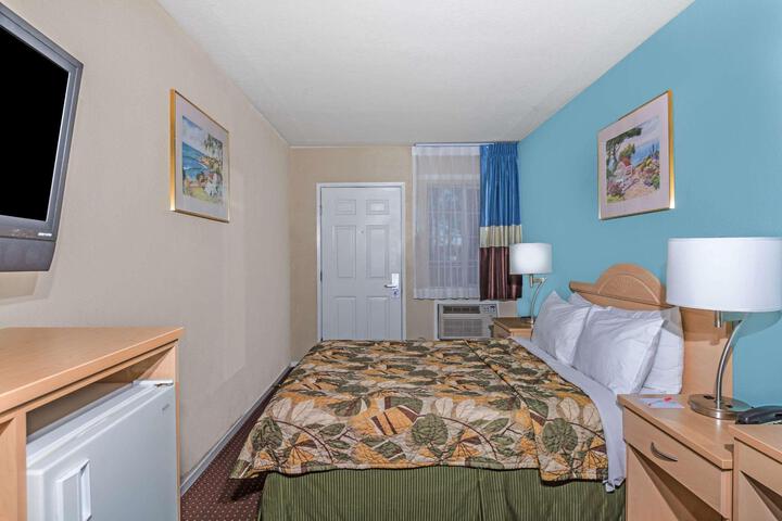 1 Queen Bed (7 of 23)