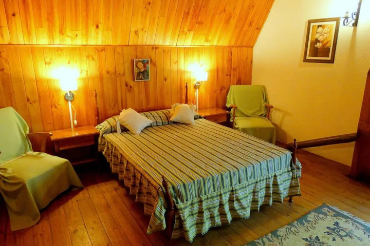 Room 2 of 8