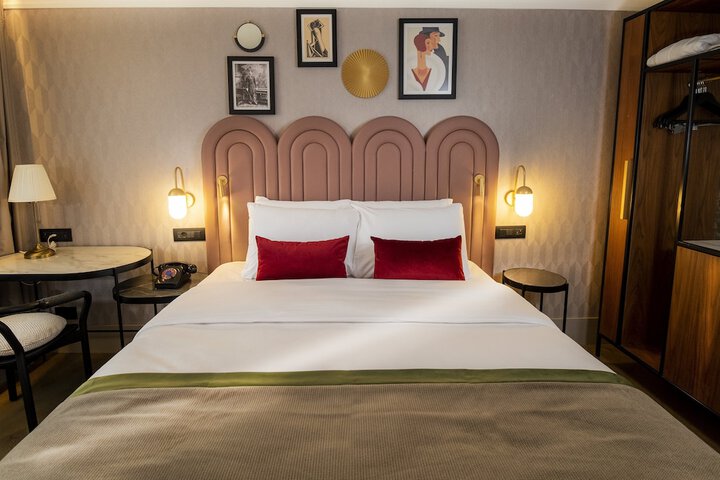 Room 8 of 147