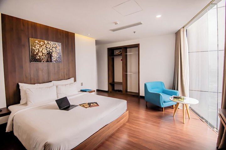 Room 10 of 76